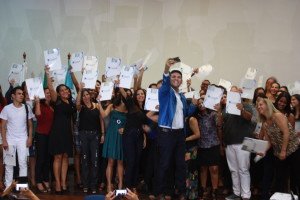 Em momento de descontração, Jorge Vianna faz "selfie" com os profissionais da saúde