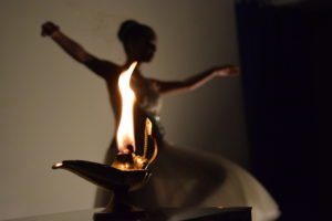 Bailarina Izabelle dançando ao redor da chama da enfermagem