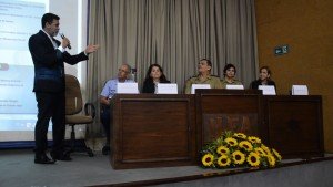 Presidente da Febrapen e vice-presidente do Sindate discursando no HFA