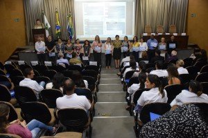 Profissionais recebendo homenagem no HFA