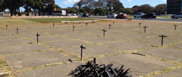 TÉCNICOS EM ENFERMAGEM FAZEM PROTESTO EM FRENTE AO PALÁCIO DO BURITI