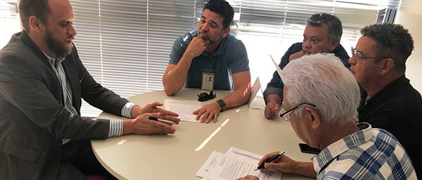 Sindate assina termo de acordo de greve no Palácio do Buriti