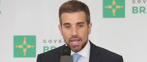 Um discurso bonitinho, mas ordinário, hein, secretário de Saúde?