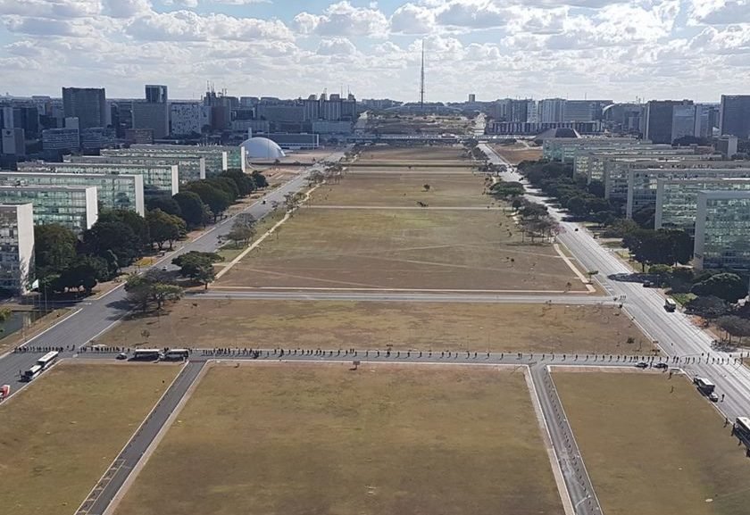 Governo adia reajuste de servidores e corta benefícios