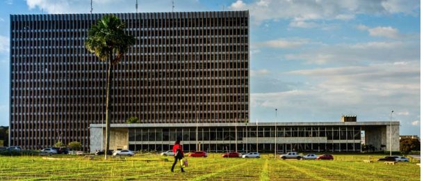 GDF sai das restrições da LRF, mas proíbe reajuste e limita vagas