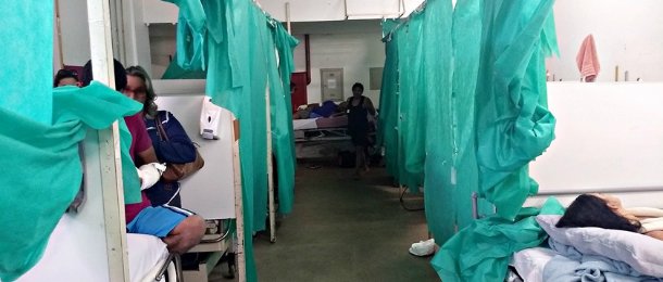 Amontoados em leitos improvisados, pacientes aguardam cirurgias no HRG