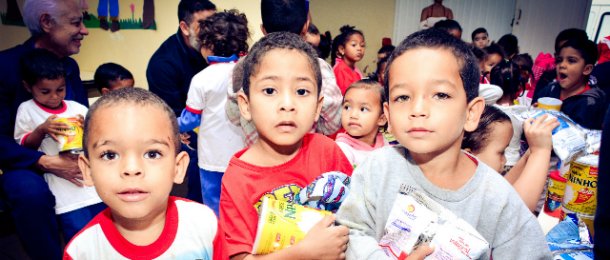 Sindate doa latas de leite em pó para creches