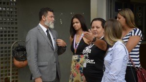 O deputado Jorge Vianna e a diretora do Sindate-DF, Isa Leal, conversaram com servidores da unidade e constaram os problemas estruturais.