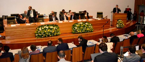 Jorge Vianna apresenta projetos, na CLDF, para a saúde