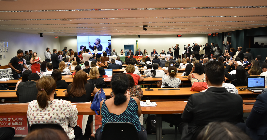 Sindate-DF participa de debate sobre regulamentação das 30 horas para profissionais de enfermagem