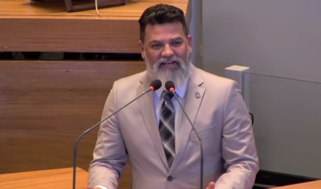 Deputado Jorge Vianna critica salário de técnicos em enfermagem da rede privada