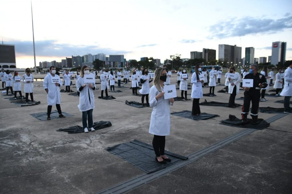 Em ato histórico, técnicos em enfermagem lembram colegas mortos pela Covid-19 e reivindicam por valorização da categoria