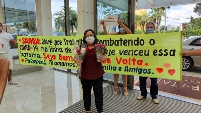 Após quase dois meses internada com Covid-19, técnica em enfermagem recebe alta de hospital