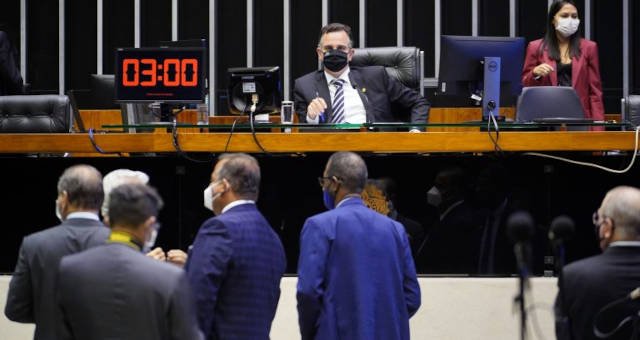 Congresso derruba veto que impedia indenização para família de profissionais vítimas da COVID-19