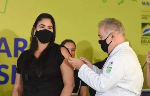 Metrópoles: Servidora do DF é a 1ª do Brasil a receber vacina 100% nacional