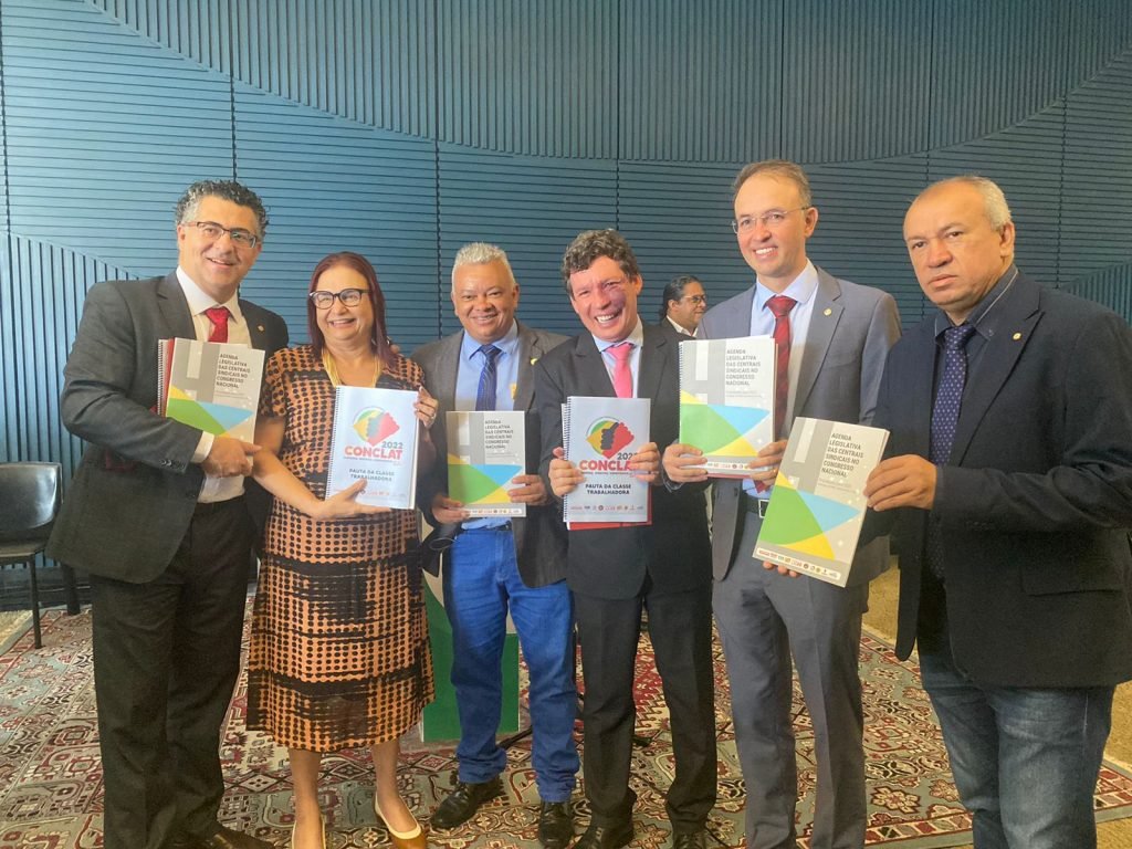 Diretor do Sindate entrega pedido de votação urgente do PL 2564 a deputados federais